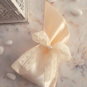 Μπομπονιέρα Γάμου Πουγκί Σατέν με Δαντέλα & Πέρλα | Λευκό & Εκρού