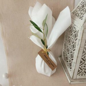 Μπομπονιέρα μαντίλι δεμένη με μεταλλικό σύρμα, κλαδάκι ελιάς και καρτελάκι με ονόματα ζευγαριού.