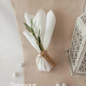 Μπομπονιέρα γάμου με μαντιλι,κλαδακι ελιας και καρτελάκι με ονόματα.