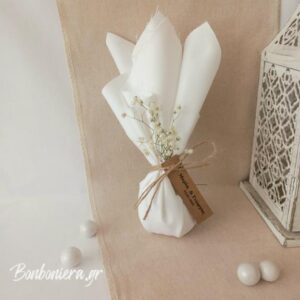 Μπομπονιέρα γάμου με μαντιλι,γυψοφυλλι και καρτελάκι με ονόματα.