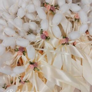 Μπομπονιέρα στεφανάκι με υφασμάτινα λουλουδάκια.