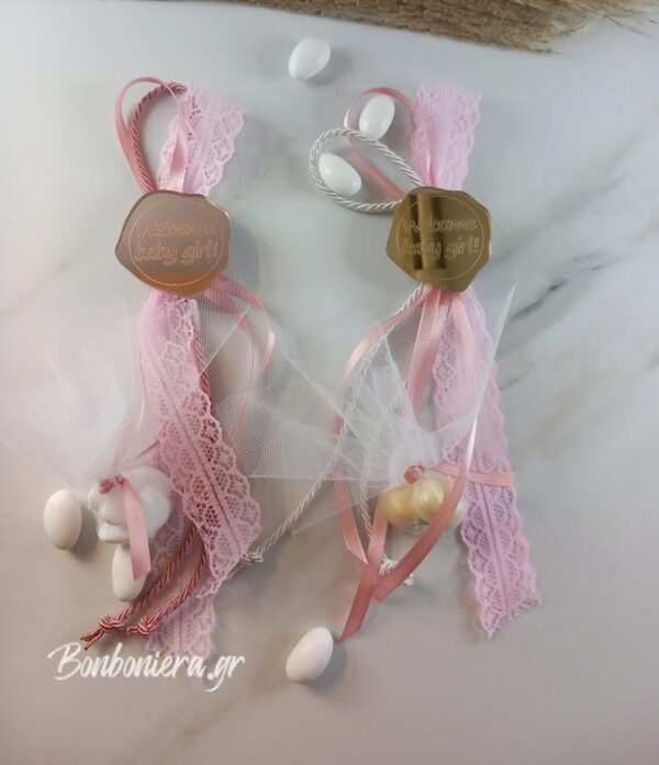 https://www.bonboniera.gr/product/%ce%bc%cf%80%ce%bf%ce%bc%cf%80%ce%bf%ce%bd%ce%b9%ce%ad%cf%81%ce%b1-%ce%b2%ce%ac%cf%80%cf%84%ce%b9%cf%83%ce%b7%cf%82-%cf%80%ce%bb%ce%b5%ce%be%ce%b9%ce%b3%ce%bb%ce%b1%cf%82-welcome-baby-girl/