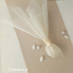 Κλασική και οικονομική μπομπονιέρα γαμου με λευκή σατέν κορδέλα και τούλι.