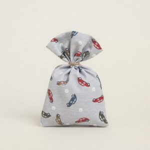 Υφασμάτινο γκρι πουγκί με πολύχρωμα μοτίβα αυτοκινήτων και δεμένο με φυσικό σπάγκο.