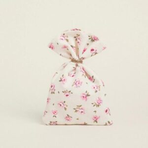 Υφασμάτινο μπεζ πουγκί με ροζ λουλουδάκια, ιδανικό για μπομπονιέρες.