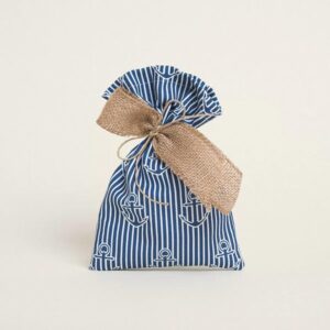 Υφασμάτινο μπλε πουγκί με λευκές ρίγες και μοτίβο άγκυρας, δεμένο με λινή κορδέλα.