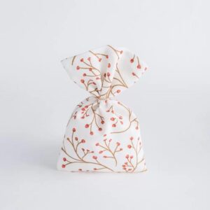 Λευκό υφασμάτινο πουγκί με χριστουγεννιάτικο μοτίβο κόκκινων berries και λεπτά χρυσά κλαδάκια.