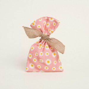 Πουγκί για μπομπονιέρα με ροζ ύφασμα και μοτίβο μαργαρίτες, διαστάσεις 13×18 εκ.
