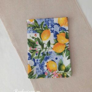 Λευκό λινό πουγκί με σχέδιο λεμόνια για μπομπονιέρα βάπτισης ή γάμου.