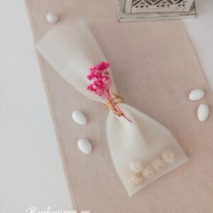 Μπομπονιέρα γάμου με λευκό τούλι, σύρμα και ροζ γύψοφυλλο.