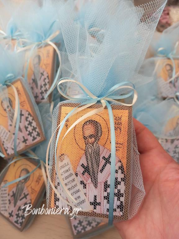 Μπομπονιέρα βάπτισης με ξύλινη κρεμαστή εικόνα και τούλι σε γαλάζιο χρώμα.