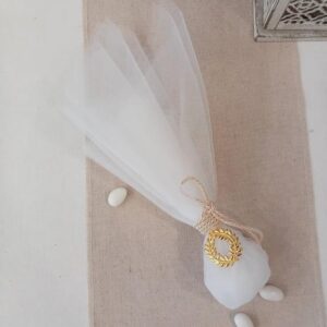 Μπομπονιέρα γάμου με διπλό γαλλικό τούλι και διακοσμητικό στεφανάκι.