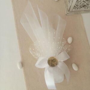 Μπομπονιέρα γάμου με πουά τούλι, σατέν κορδέλα και διακοσμητική πέρλα.