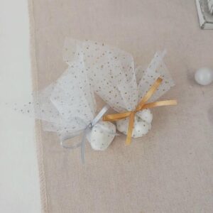 Μπομπονιέρα γάμου με δύο κουφέτα, τούλι και χρυσό στρας.