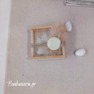 Μπομπονιέρα γάμου ξύλινο κουτάκι με πλεξιγκλάς καπάκι.