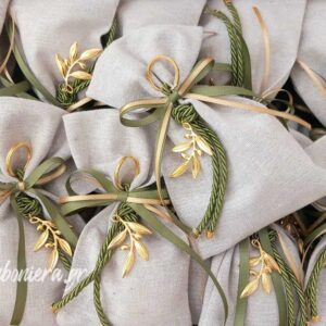 Μπομπονιέρα γάμου υφασμάτινο πουγκί με πράσινο κορδόνι και χρυσό κλαδί ελιάς.