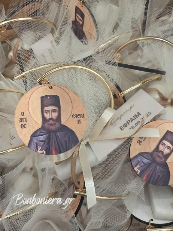 Μπομπονιέρα βάπτισης με ξύλινη εικόνα ορθόδοξου αγίου και χρυσό κρίκο σε βοτσαλο